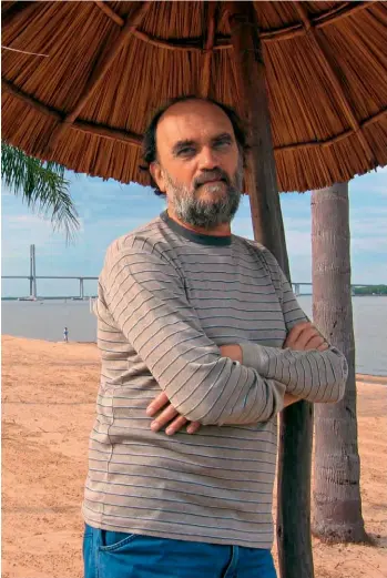  ?? EDUARDO GROSSMAN ?? En el balneario La Florida, junto al río Paraná, en Rosario. Imagen poco vista de un escritor.