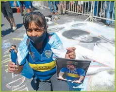  ?? PABLO CUARTEROLO ?? EL DIEGO DE LA GENTE. El póster, una estatuilla, el cuadro: los fanáticos de Maradona llenaron Plaza de Mayo con ofrendas.