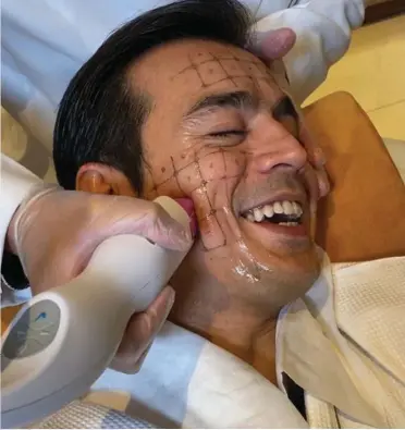  ??  ?? Mayor Isko Moreno Domagoso undergoes treatment at Belo Medical Group. (Below) The Thermage FLX machine in the clinic