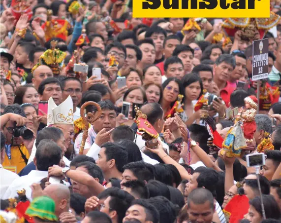  ?? SUNSTAR FOTO/AMPER CAMPAÑA ?? FIND THE PRELATE. Cebu Archbishop Jose Palma walks among the crowd at the Pilgrim Center of Basilica Minore del Sto. Niño, after challengin­g the clergy to “feel small” like the Child in the biggest mass of the fiesta season.