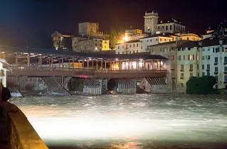  ??  ?? Passaggio vietato Il Ponte degli Alpini è chiuso ai pedoni da domenica 28 ottobre