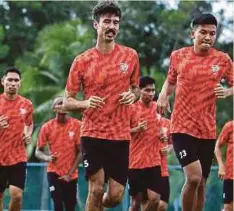  ?? ?? SKUAD Sri Pahang FC menjalani latihan sebagai persediaan menghadapi dua kelab dari Singapura. - Gambar ihsan Sri Pahang FC