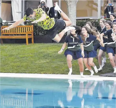  ?? Pau Barrena / AFP ?? Alcaraz es llança a la piscina del RCT Barcelona, en un clàssic del torneig, abans que les aplegapilo­tes.