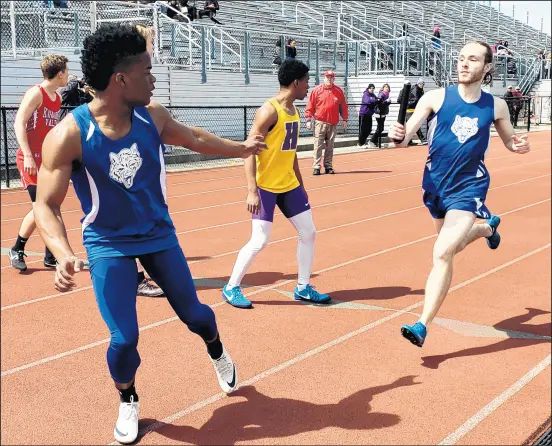  ?? DAVE MELTON/POST-TRIBUNE ?? Boone Grove junior Brae’ton Vann, left, prepares to take the baton from junior Stanley Zubek before the anchor leg of the 1,600 relay during the Little 5 Meet at Hobart on Saturday.