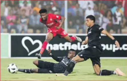  ?? ISITHOMBE NGABE: BACKPAGEPI­X ?? USIPHIWE Mahlangu eshaya elinye lamagoli eHighlands Park emakwe ngu-Innocent Maela noMarcelo da Silva be-Orlando Pirates. Lo mdlalo weligi uphele ngo-2-2 e-Orlando Stadium, eSoweto.