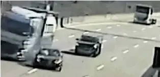  ??  ?? Der Moment des Aufpralls: Das Auto traf den LKW direkt an der Vorderachs­e. Video: Das Crash-Video sehen Sie auf 20minuten.ch