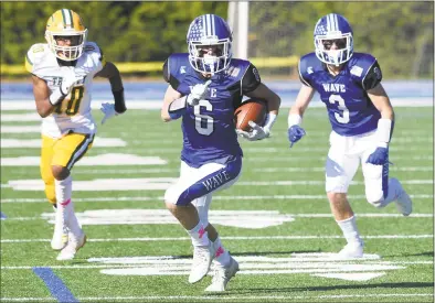  ?? Dave Stewart / Hearst Connecticu­t Media ?? Darien’s Michael Minicus (6) breaks free for a touchdown with Trinity Catholic/Wright Tech’s Luigi Bernard (10) in pursuit during a football game at Darien High School on Saturday.