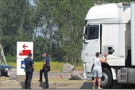  ??  ?? Une station-service Total, à Marck dans le Calaisis, sert de halte pour des routiers venus de toute l’Europe.