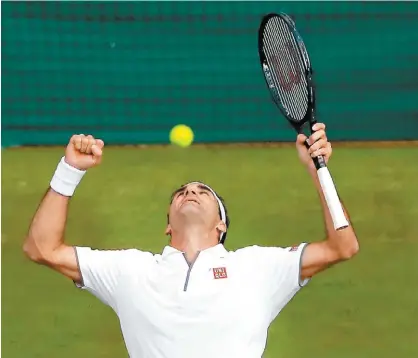  ?? AP ?? Exhausto, Federer levantó los brazos para celebrar su victoria sobre Nadal.