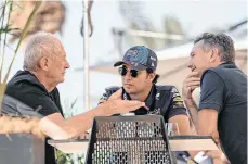  ?? /AP. ?? Helmut Marko (izq.) cree que el mexicano Sergio Pérez (centro) seguirá como piloto de Red Bull en 2025.