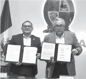 ?? FOTO: CORTESÍA ?? Pedro Flores y Rubén Rocha muestran los documentos.