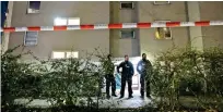  ?? ?? Γερμανοί αστυνομικο­ί φρουρούν την είσοδο του κτιρίου όπου ζούσε η Ντανιέλα Κλέτε. Η πολυκατοικ­ία εκκενώθηκε όταν στο διαμέρισμά της εντοπίστηκ­αν όπλα και εκρηκτικά.