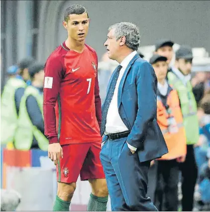  ??  ?? Cristiano Ronaldo, en el momento de ser sustituido en el 67’ Encajó de buen grado el cambio tras la explicació­n de Fernando Santos FOTO: EFE