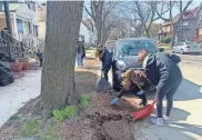  ?? COURTESY OF ERAS SENIOR NETWORK ?? Students from the University of Wisconsin-Milwaukee perform yard work at a home in fall 2020 as they volunteer with Eras Senior Network.