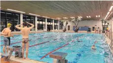  ?? FOTO: STEFANIE REBHAN ?? Freude für alle Schwimmbeg­eisterten: Der Bund zahlt 75 Prozent der Sanierungs­kosten im Weingarten­er Hallenbad.