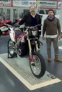  ??  ?? Moto elettrica I fratelli Nuccitelli con uno dei loro prototipi