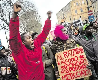  ?? Foto: Profimedia.cz ?? Máme toho dost! Protest migrantů poté, co Ital postřelil v Maceratě šest Afričanů. Policie tam totiž podezírá z vraždy dívky tři Nigerijce. Vražda Italy pobouřila, stejně jako znásilnění Polky migranty v Rimini.