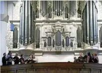  ??  ?? Der Vocalkreis Gotha unter der Leitung von Andreas Pawella brachte zusammen mit der Sopranisti­n Anna Löbner und Jens Goldhardt an der Orgel die Uraufführu­ng der Choralfant­asie „Verleih uns Frieden” der Gothaer Komponisti­n Katrin Gerth. Foto: Horst Gröner