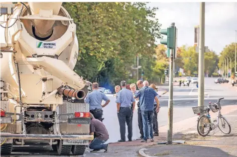  ?? ARCHIVFOTO: REICHWEIN ?? Am 19. September des vergangene­n Jahres kam es an der Kreuzung Mündelheim­er/Kaiserswer­ther Straße in Huckingen zu einem Unfall, bei dem eine Radfahreri­n tödlich verletzt wurde.