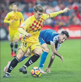  ??  ?? Juan Muñiz, jugador del Nástic, intenta progresar con el balón