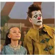  ?? FOTO:
KAROLINE BOFINGER ?? Der Clown (Colin Farrell) und seine Tochter Milly (Nico Parker). Rebekka Kricheldor­f: Ihr „Werwolf“feiert am Samstag Uraufführu­ng in Saarbrücke­n.