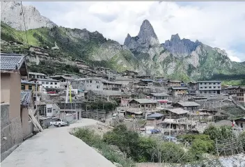  ?? WILL FORD/FOR THE WASHINGTON POST ?? Zhagana, a tiny village clinging to the mountainsi­de in Amdo, is dominated by cliffs, peaks, streams, fir trees and terraced fields.