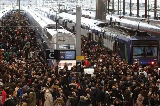  ?? PHOTO AFP ?? Une plateforme bondée à cause de la grève des employés de la compagnie ferroviair­e publique, hier, à la gare de Lyon à Paris.