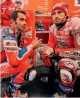  ??  ?? ● 1. Un trattore tenta di asciugare l’asfalto:G 2. La Honda di Luthi «impacchett­ata»; ● 3. Petrucci e Dovizioso discutono ai box; ● 4. Rossi con la dedica a Genova; iniziativa di tutti i piloti italiani MILAGRO EPA