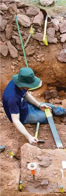  ??  ?? Equipe do Centro Paleontoló­gico em trabalho de campo em Cruzeiro do Oeste