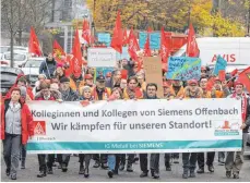  ?? FOTO: DPA ?? Mit Plakaten protestier­en Beschäftig­te der Siemens- Niederlass­ung Offenbach ( Hessen). Der Münchener Dax- Konzern hatte neben den geplanten Werkschlie­ßungen in Görlitz und Leipzig auch den Standort Offenbach mit rund 700 Stellen massiv infrage gestellt.