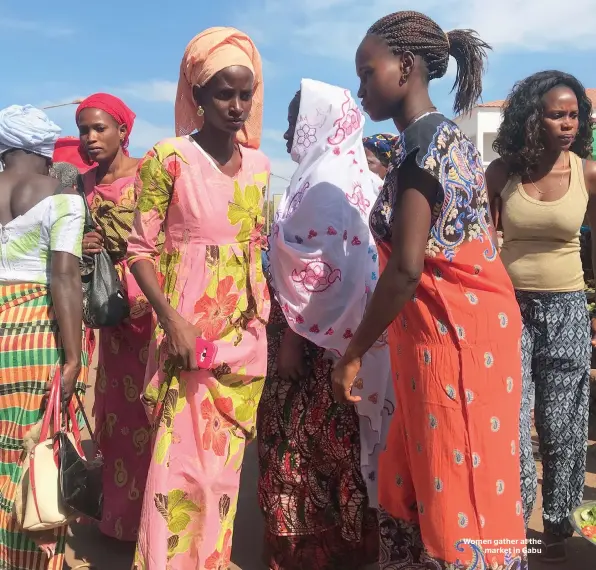  ??  ?? Women gather at the market in Gabu