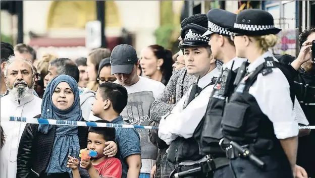 ?? HANNAH MCKAY / REUTERS ?? Barking Road, en el este de Londres, un barrio de mayoría musulmana donde ayer por la tarde la policía detuvo a doce sospechoso­s de ser terrorista­s