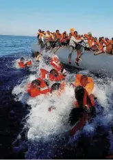  ?? Reuters ?? Tragedia infinita Migranti soccorsi