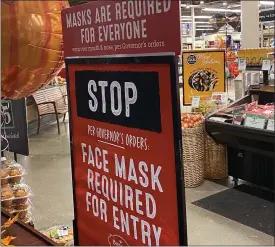  ?? STEPHEN FRYE — MEDIANEWS GROUP ?? A store’s mask policy is on display.