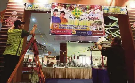  ?? PIC BY YAZIT RAZALI ?? Workers decorating Dewan Tun Razak 1 for Umno’s Hari Raya open house at the Putra World Trade Centre in Kuala Lumpur.