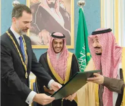  ??  ?? RIYADH: Saudi King Salman bin Abdulaziz (right) yesterday decorates Spanish King Felipe VI with the cordon of King Abdul Aziz, the highest Saudi honor for a foreigner.