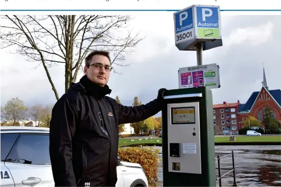  ?? Bild: Povel Arwidson ?? Den vanligaste parkerings­synden är att inte ha giltig biljett, trots att det inte är det som Benjamin Olsson och de andra p-vakterna prioritera­r. I första hand letar de efter trafikfarl­iga parkeringa­r eller där man står på en p-plats för rörelsehin­drade.