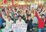  ?? MUJEEB FARUQUI/HT PHOTO ?? VHP supporters at a Dharmasabh­a to gather support for Ram Mandir constructi­on in Bhopal, on Sunday,