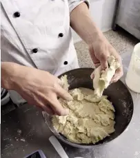  ??  ?? Alcuni momenti della panificazi­one: l’aggiunta del lievito madre all’impasto, il trasferime­nto del pane nella pentola di ghisa, il taglio sulla superficie e la cottura nel forno. Nella pagina a fianco, il pane alla farina di vinaccioli, che Matteo...