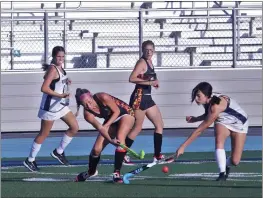  ?? RICK SILVA — PARADISE POST ?? Chico High field hockey’s Isabella Valle-Snyder passes across field in the Panthers’ match against Pleasant Valley on Sept. 28, at PV High School in Chico.