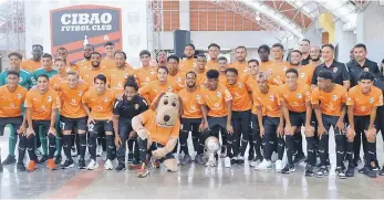  ?? ?? Parte de los integrante­s del Cibao FC durante la presentaci­ón del equipo que accionará en la LDF.