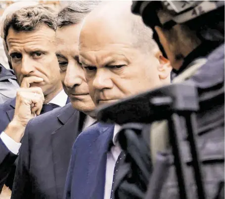  ?? BILD: SN/AP ?? Macron, Draghi und Scholz zeigten sich beim Besuch des Kiewer Vororts Irpin sichtlich betroffen.