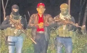  ??  ?? Genaro Meza Galeano en medio de policías de Antisecues­tro, cuando fue capturado en la madrugada del 18 de octubre de 2017 en Yasy Cañy. Habría sido el cocinero del EPP.