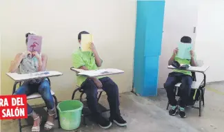  ??  ?? FUERA DEL
SALÓN Estudiante­s de la escuela José María Rivera Solis en Cupey toman clases en un pasillo.