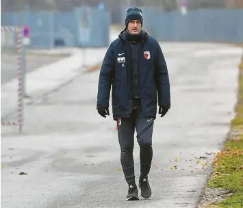  ?? Foto: Ulrich Wagner ?? Heiko Herrlich auf dem langen Weg von der Kabine zum Trainingsp­latz. Ein Bild mit Symbolchar­akter.