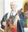  ?? FOTO: BAUCH ?? Beim Dankgottes­dienst in der Bopfinger Stadtkirch­e erwies sich Pfarrer Michael Rau als talentiert­er Gitarrensp­ieler.