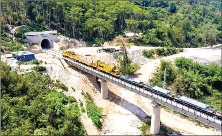  ?? LAOS-CHINA RAILWAY CO LTD ?? The railway, which links Vientiane to the Chinese border with a top operating speed of 160km/h, has 75 tunnels that run for 198km and bridges spanning a total length of 62km.