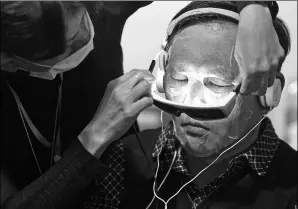  ?? ZOU HONG / FOR CHINA DAILY ?? A male visitor undergoes medical procedure to improve his facial structure at an expo in Beijing. Most of medical exhibitors offered cosmetolog­ical services to male consumers.