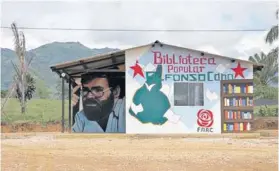  ??  ?? ► La biblioteca del lugar, en una de cuyas paredes hay una imagen de Alfonso Cano, ex líder de las FARC.