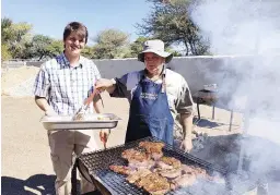 ?? ?? Mnre. Nico Walters (links) van Windhoek en Stephan Lukaschik van Grootfonte­in was die vleisbraai­ers.